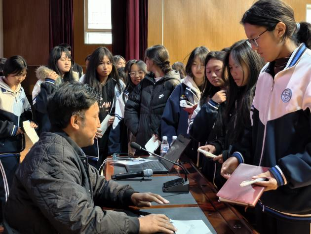  “西方流行音乐演变”主题讲座走进香格里拉职业学院(图3)