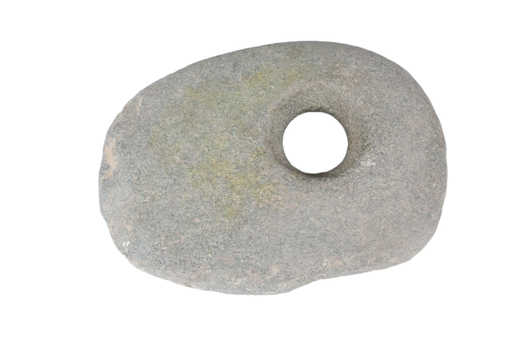 石锄（新石器时代  长20.5宽15.4孔3.8  石器 1994年吉木萨尔县潘家台子采集）.png