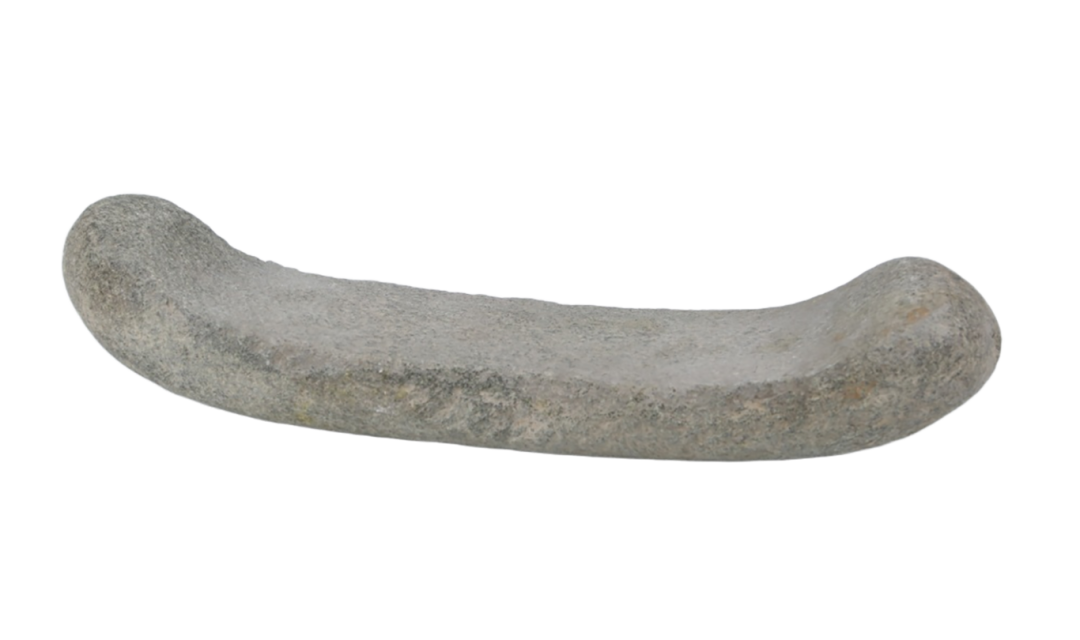 石磨盘（新石器时代  长34宽10  石 1982年泉子街小西沟遗址采集）.png