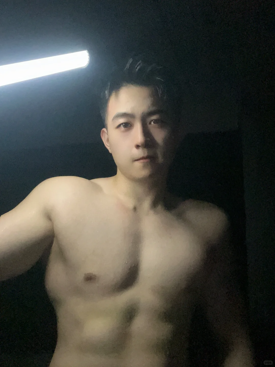 脂包肌帅哥胸肌满分，身材圆润，谁不想抱回家？