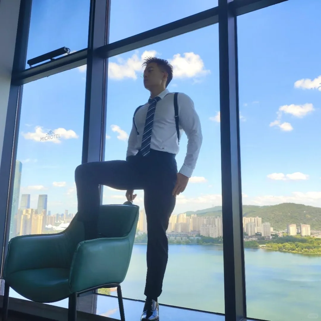 脂包肌帅哥胸肌满分，身材圆润，谁不想抱回家？