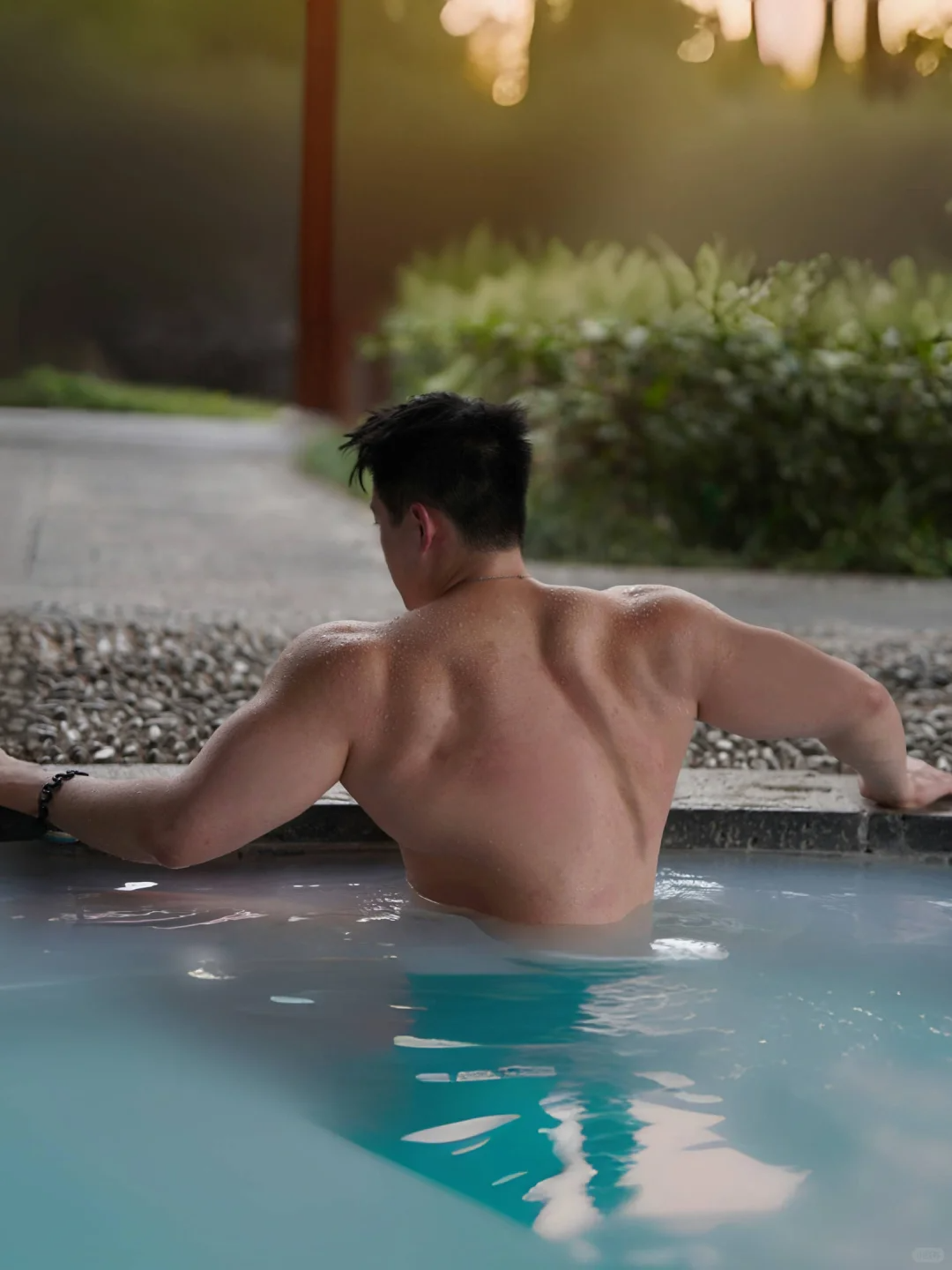 脂包肌帅哥胸肌满分，身材圆润，谁不想抱回家？