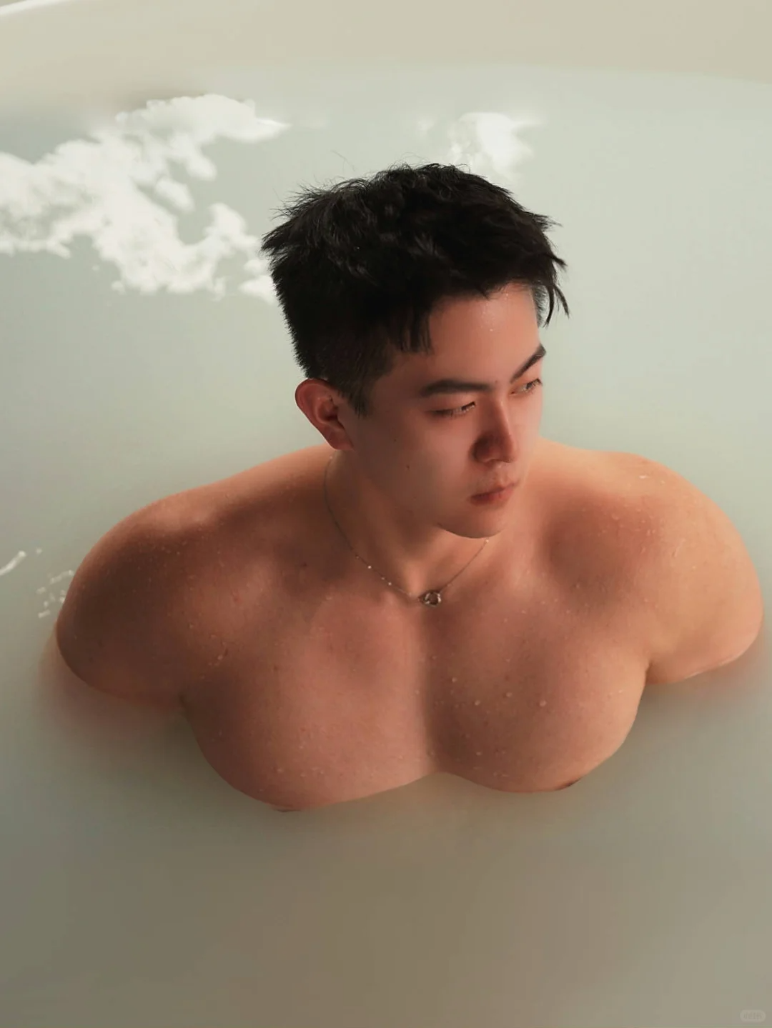 脂包肌帅哥胸肌满分，身材圆润，谁不想抱回家？