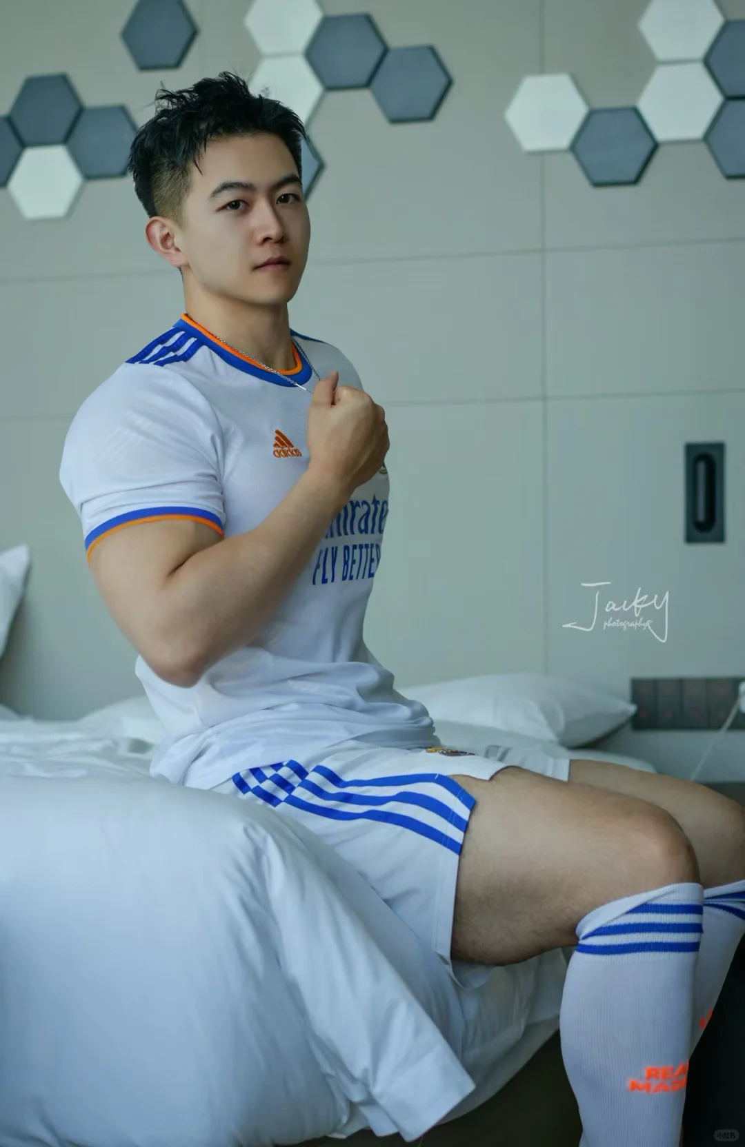 脂包肌帅哥胸肌满分，身材圆润，谁不想抱回家？