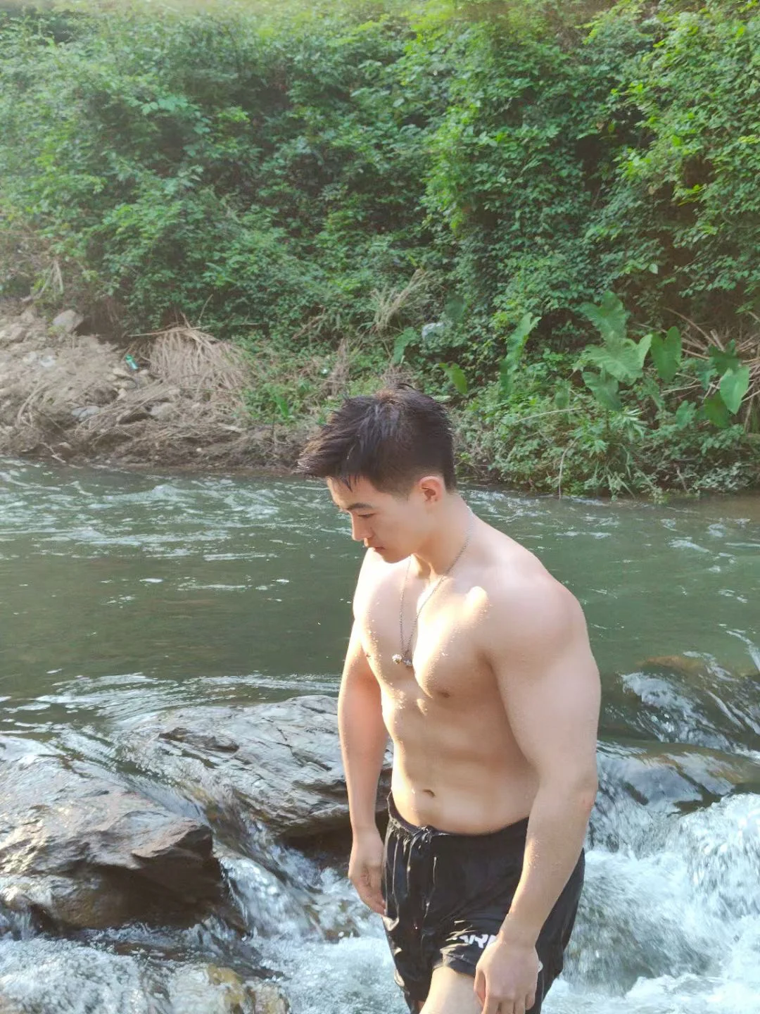 脂包肌帅哥胸肌满分，身材圆润，谁不想抱回家？