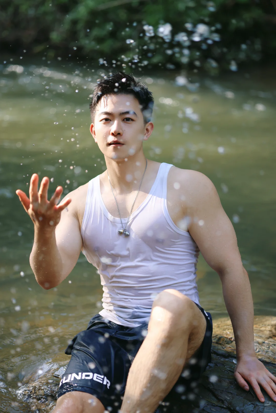 脂包肌帅哥胸肌满分，身材圆润，谁不想抱回家？