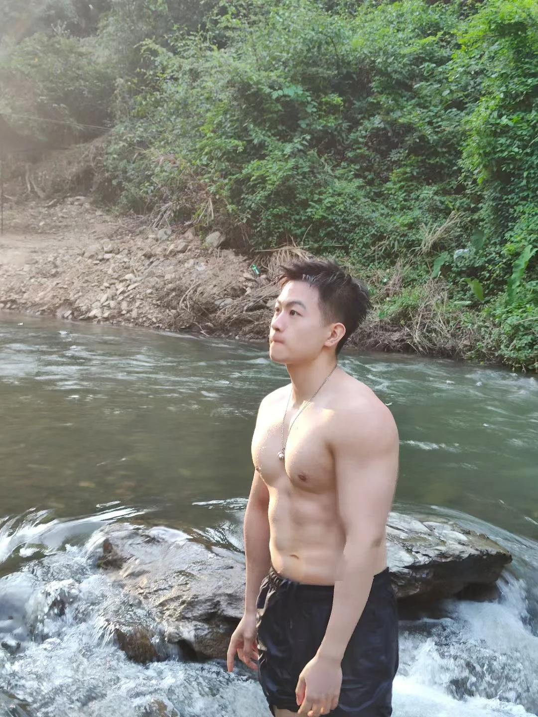 脂包肌帅哥胸肌满分，身材圆润，谁不想抱回家？