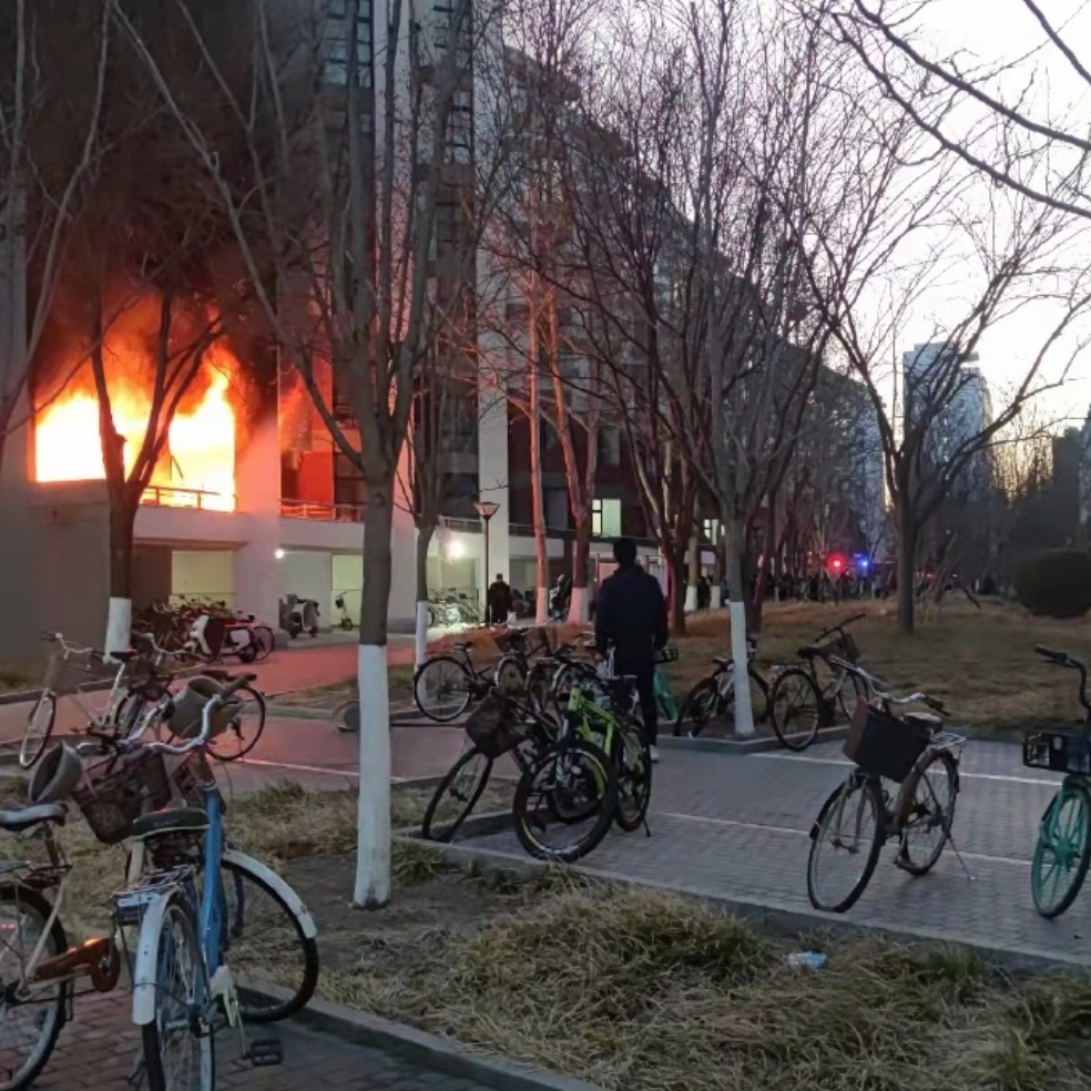 资讯惊险清华大学紫荆公寓发生火灾一宿舍被大火烧得面目全非
