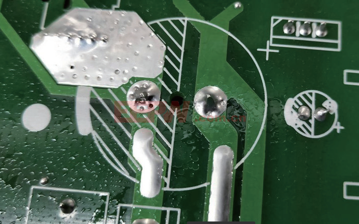矩形引腳電解電容焊接翻車？原因是...的圖3