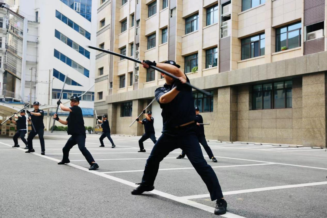 合肥保安员展示警棍盾牌操围绕警保联勤 开展治安巡逻阜阳,六安,安庆