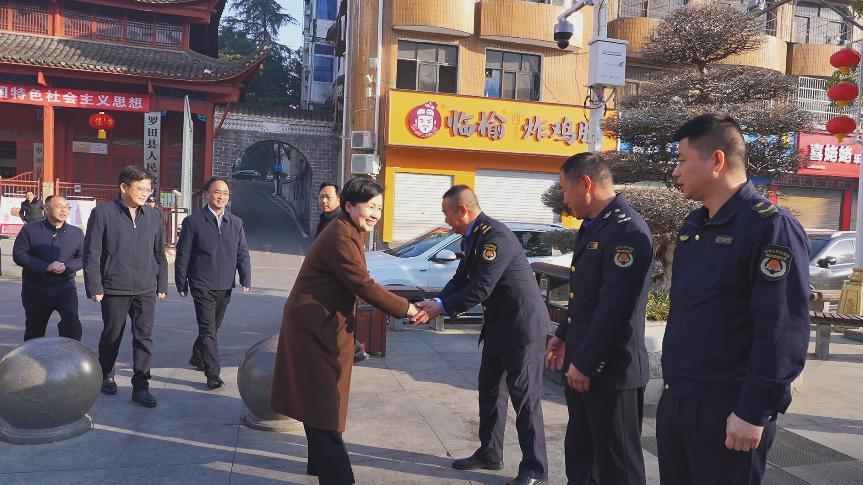 郝爱芳看望慰问春节期间一线工作人员