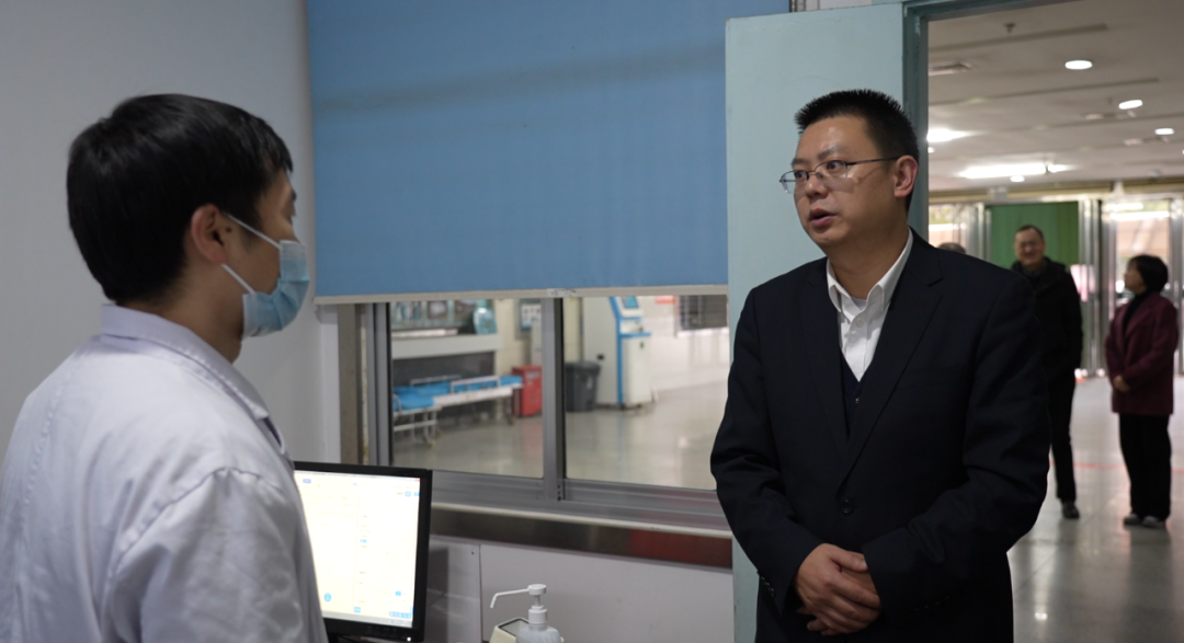 周黎看望慰问一线工作人员和社区群众