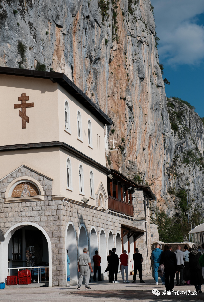 欧洲小国黑山信仰之地奥斯特洛悬崖修道院