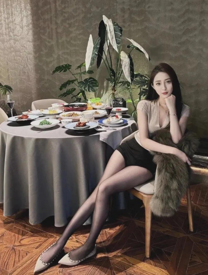 【美女】岛国1.02米大长腿，搭配极品黑丝，辣妹来袭直接 “炸场” - 8
