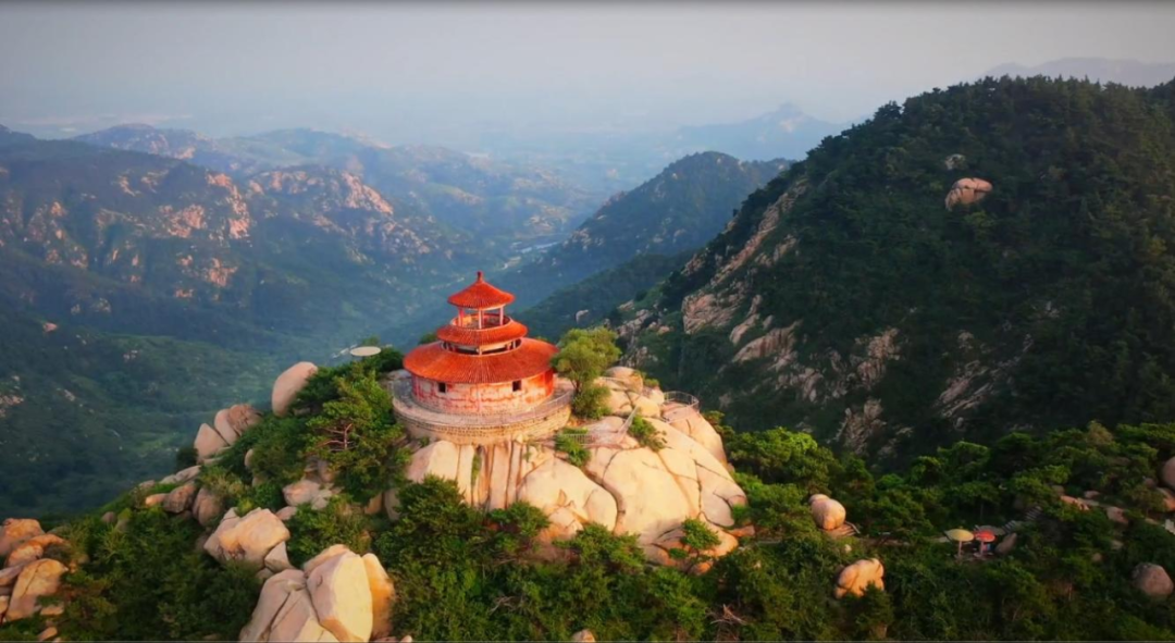 摄影:济南都市网金泰山,海拔840米,山峰突兀,三面绝崖,仅东面可登.