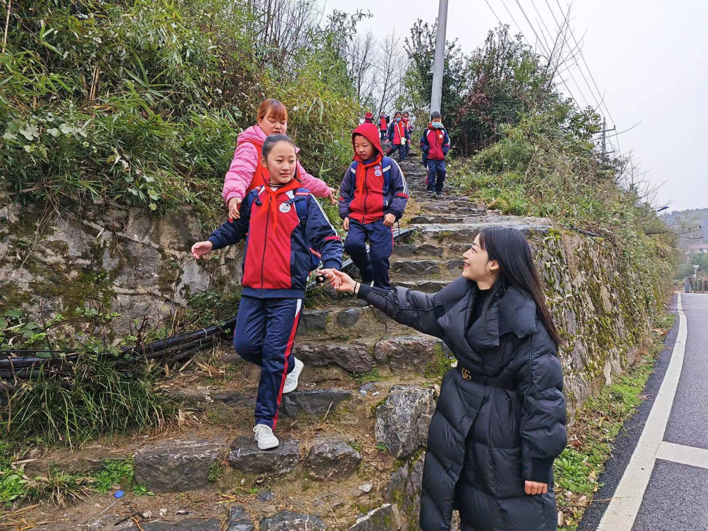 们为"五小大福龙"张贴上龙鳞娄底吉星小学"划龙舟"仪式娄星区机关幼儿