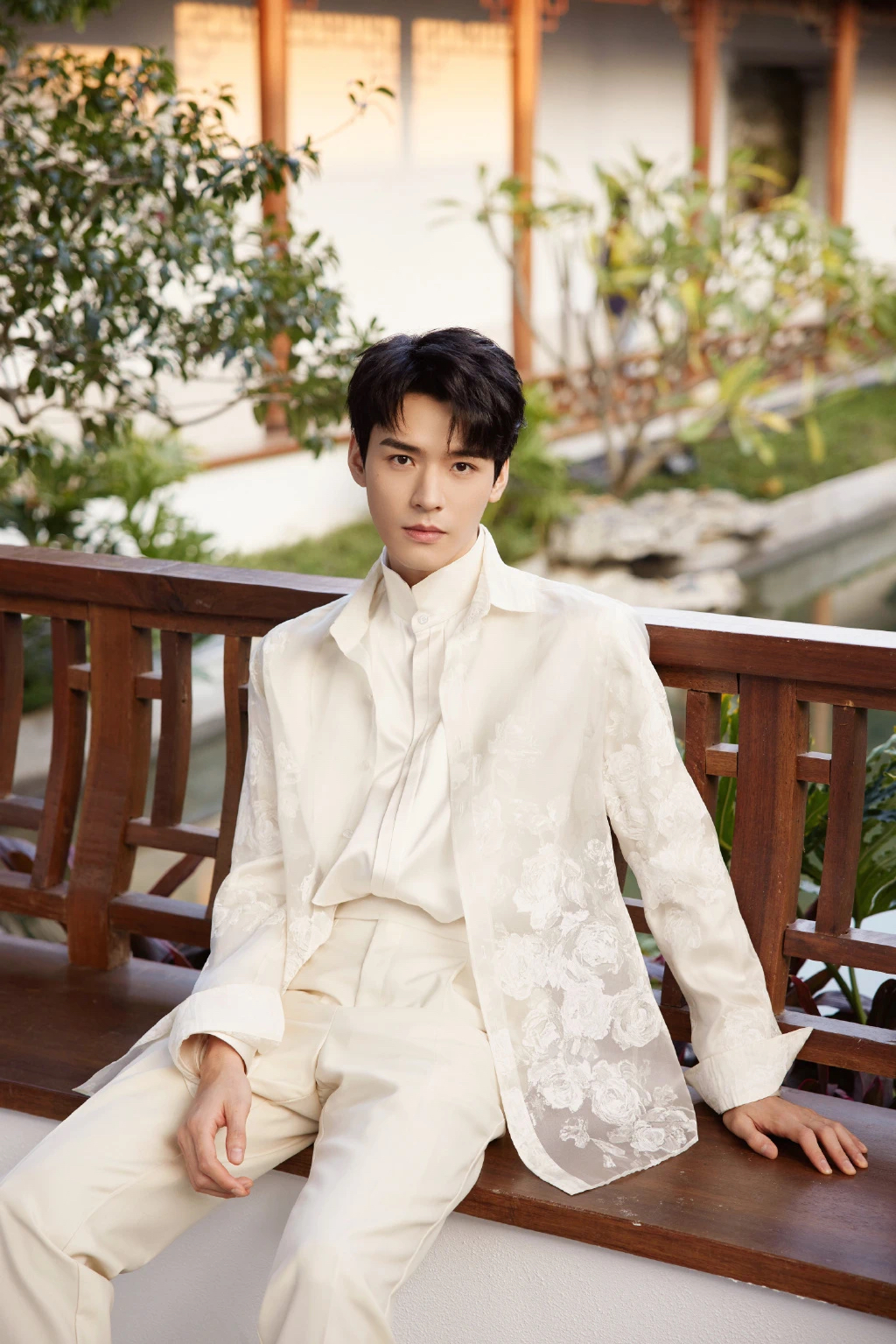 同样是穿小立领,王一博就还是cool感十足,范丞丞却特别弟弟感,很民国