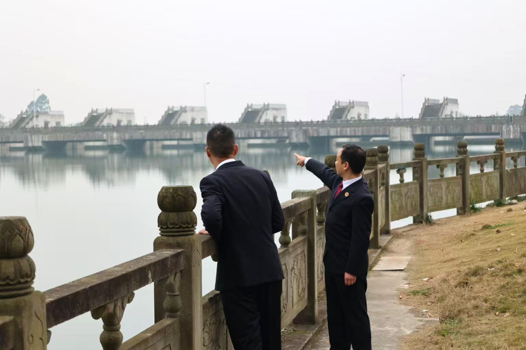 彭州市检察院公益诉讼部门检察官前往湔江堰开展“回头看”.jpg