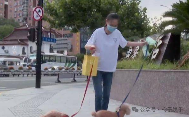 8位老牌明星晚年回归普通人生活，坐公交吃路边摊，回农村种地