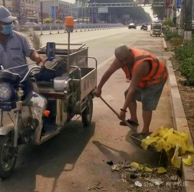 8位老牌明星晚年回归普通人生活，坐公交吃路边摊，回农村种地