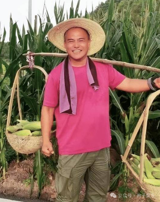 8位老牌明星晚年回归普通人生活，坐公交吃路边摊，回农村种地