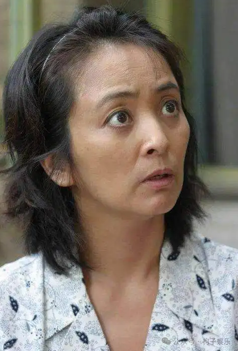 8位老牌明星晚年回归普通人生活，坐公交吃路边摊，回农村种地