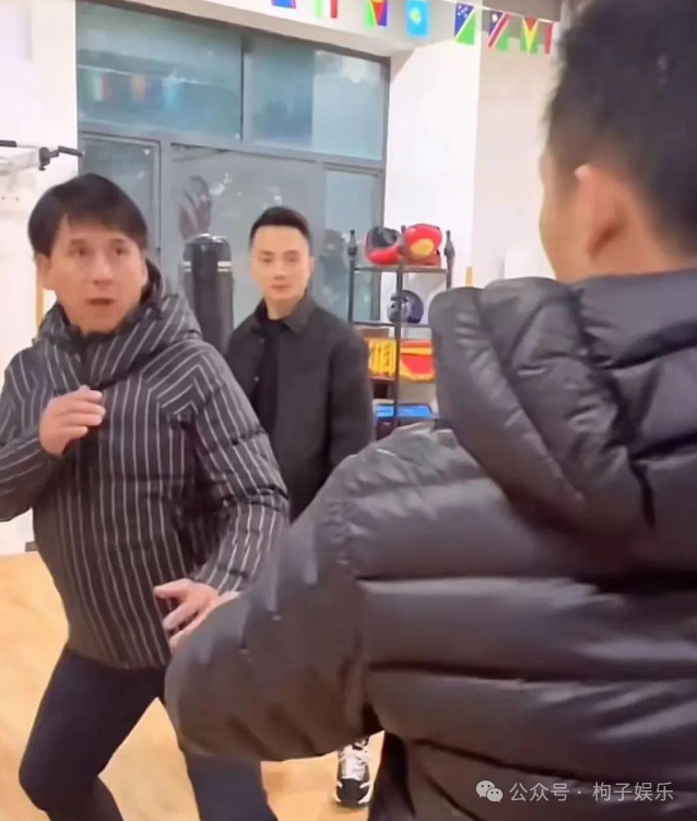 8位老牌明星晚年回归普通人生活，坐公交吃路边摊，回农村种地