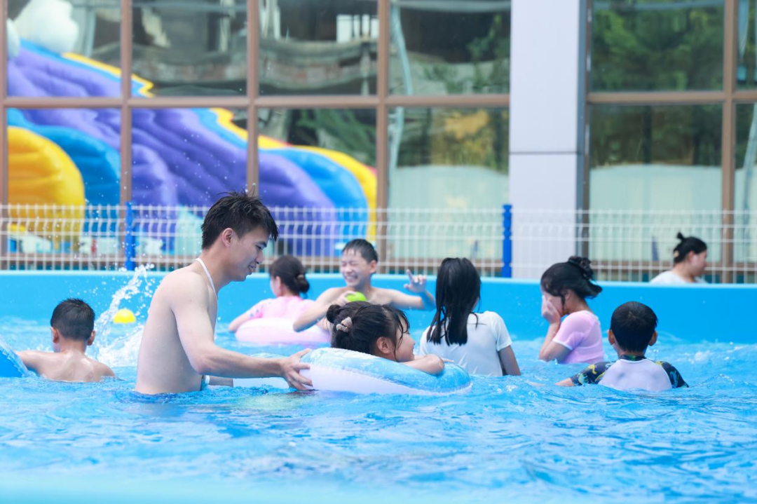 “亲水经济”爆火玩出夏日新热度
