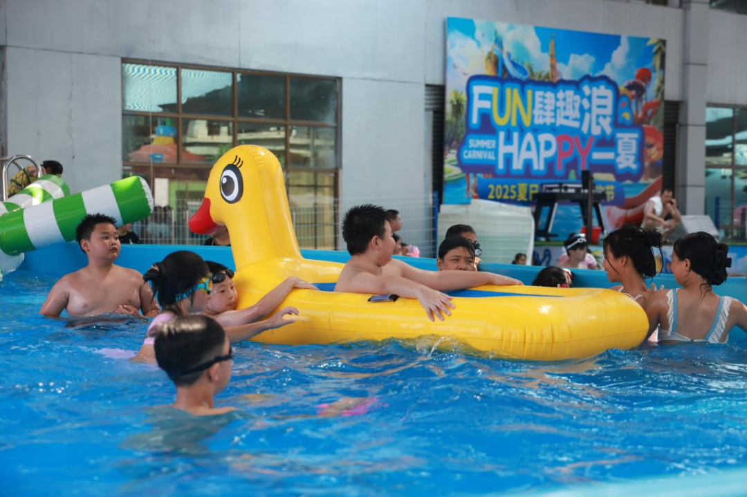 “亲水经济”爆火玩出夏日新热度