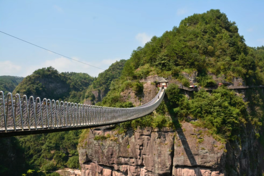 天姥(mu)山地址:新昌县104国道门票:免费,但上下往返大巴12元/人"天