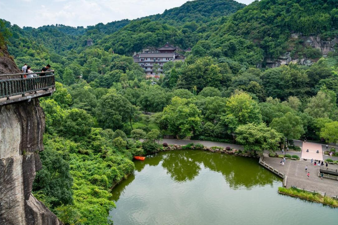 景区很大很大,除去自然景观,还有寺庙中的殿堂佛塔,僧人的晚课诵经.