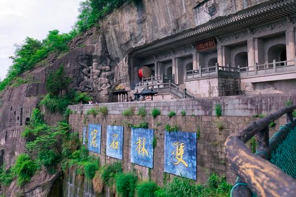 景区很大很大,除去自然景观,还有寺庙中的殿堂佛塔,僧人的晚课诵经.