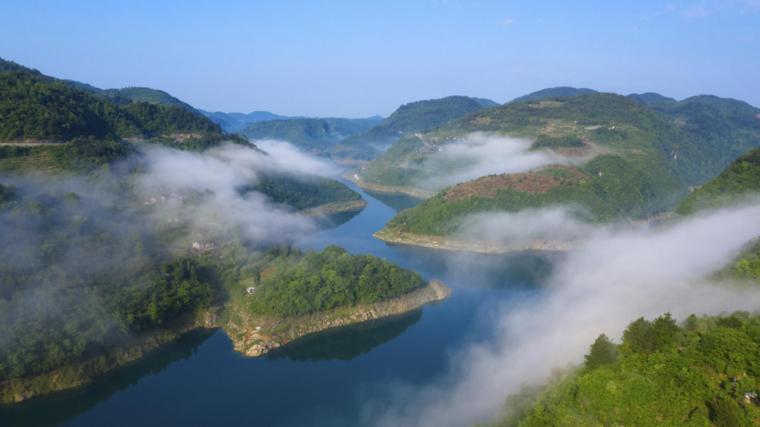 热土如果说凤凰古城是成熟,独具风韵的旅游目的地,那么长潭岗应是青涩