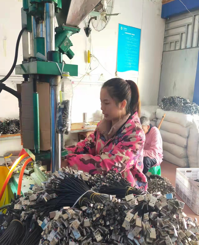 "桂花数据线加工厂"位于龙塘镇桐坑村进桥下路口处,在加工厂办起来后