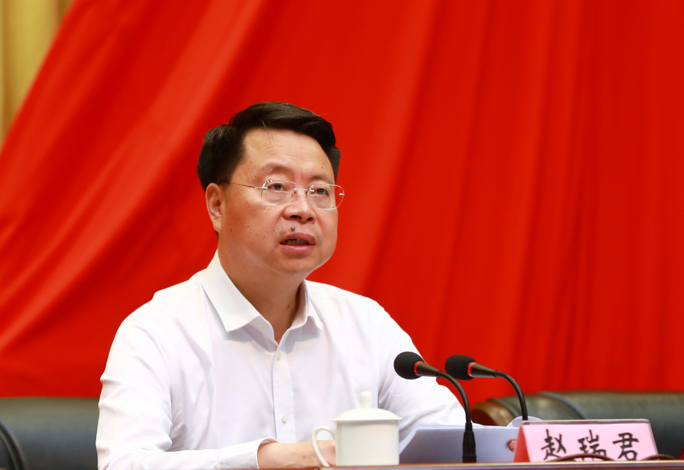 本网讯4月27日,红河州庆祝"五一"国际劳动节暨劳动模范和先进工作者