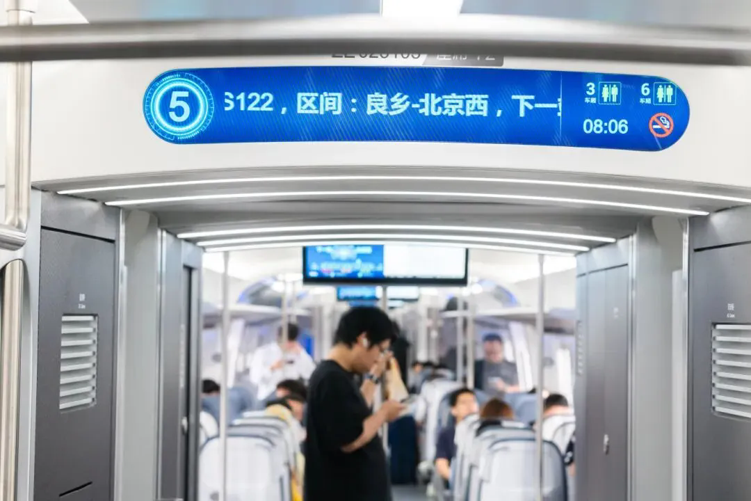 新线正式投用，新车亮相(图8)
