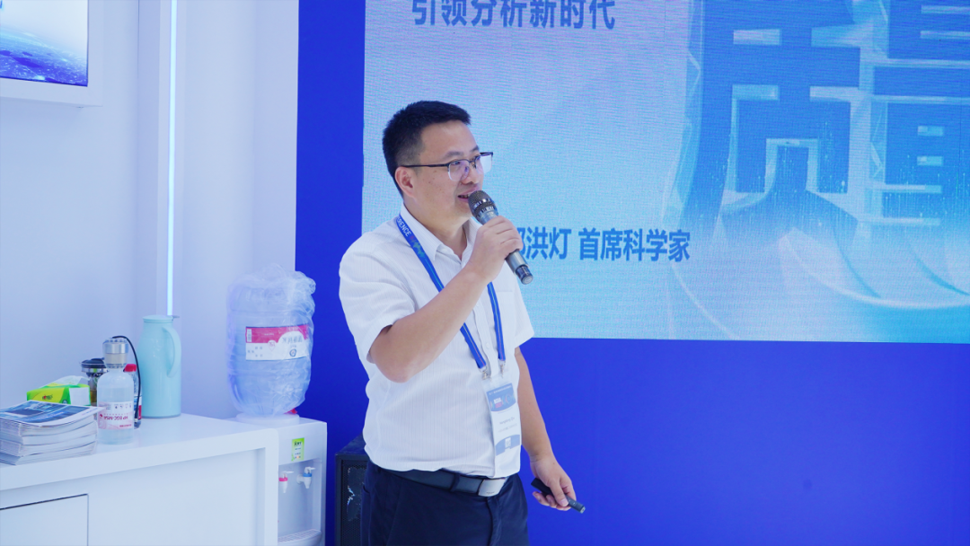 邱洪灯 压缩.png