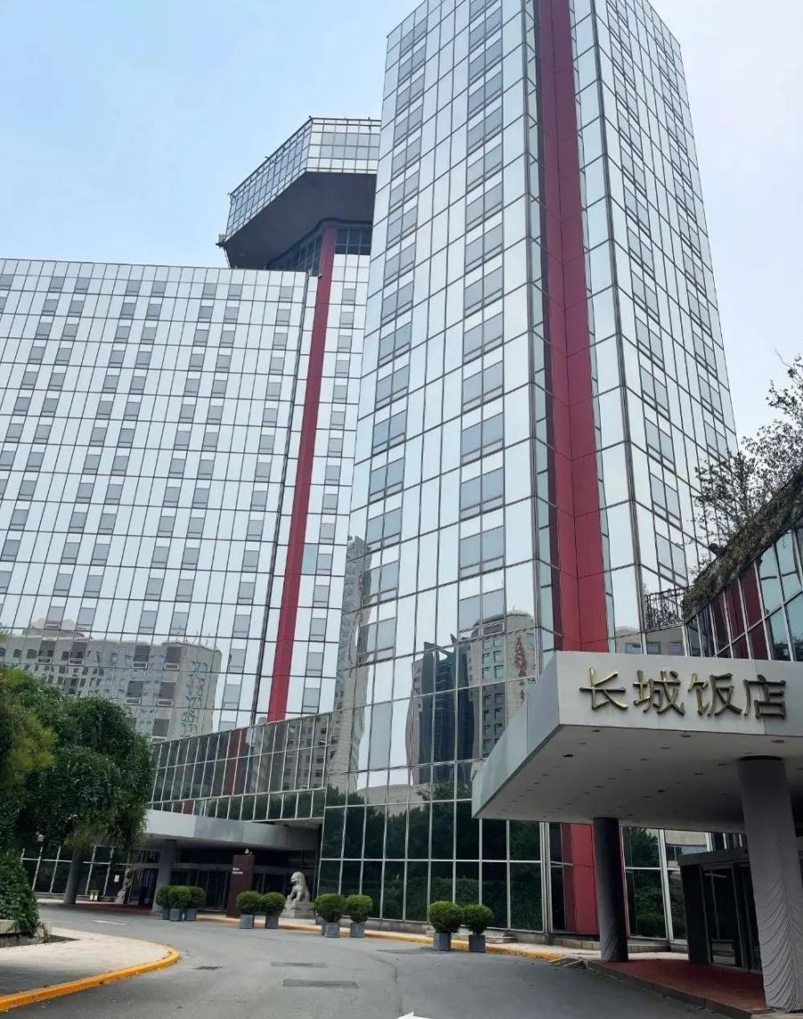 1980年4月23日《北京日报》04版的相关报道长城饭店事件,表面上是一家