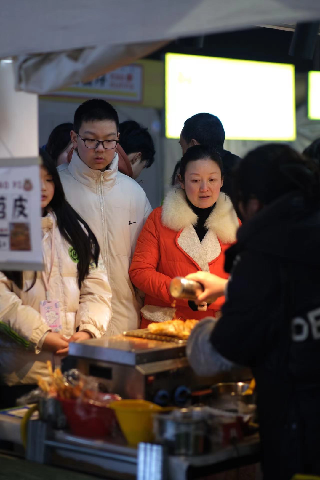 新春走基层丨过年怎么玩当然是逛乐享岛潮玩集市