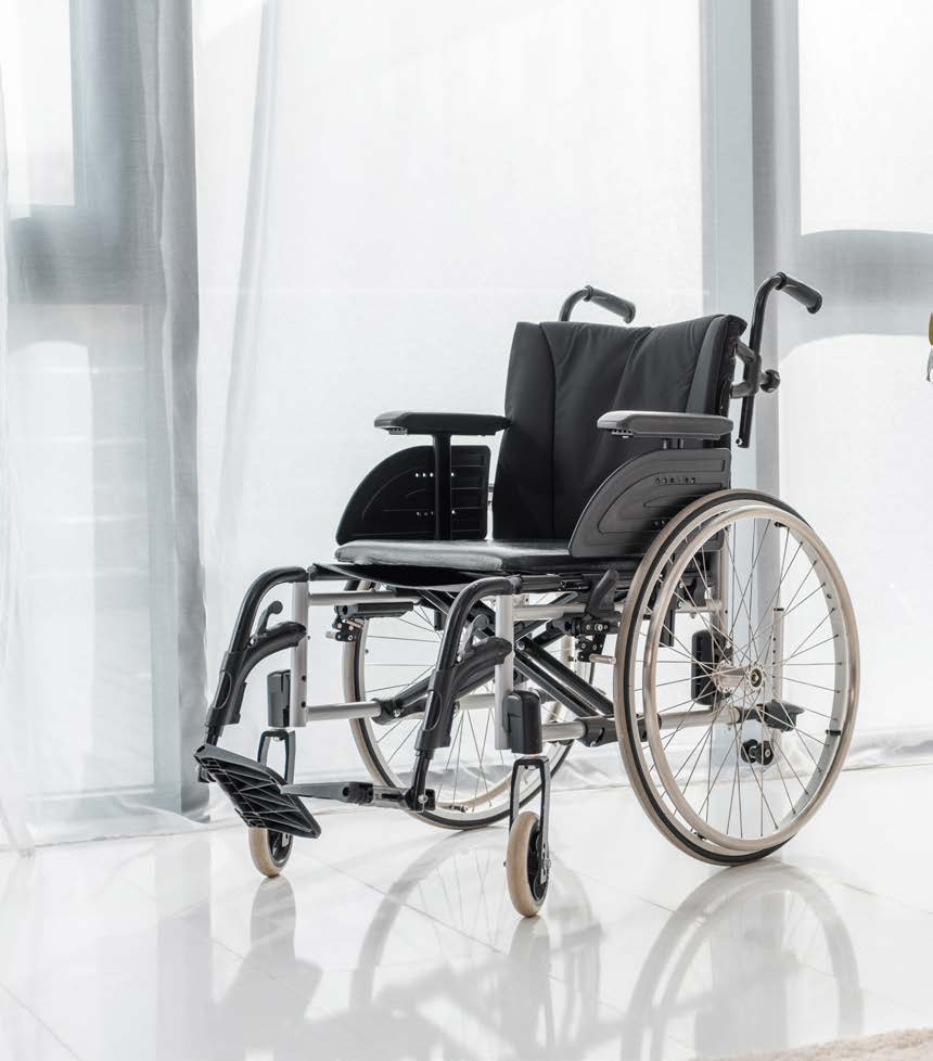 怎么使用轮椅家有老人行动不便，轮椅买手动还是电动？如何安全使用？这些疑问有专业解答了_https://www.jmylbn.com_新闻资讯_第8张