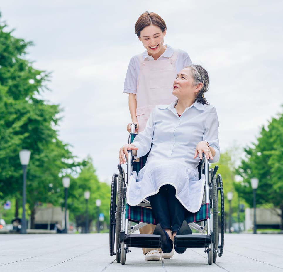 怎么使用轮椅家有老人行动不便，轮椅买手动还是电动？如何安全使用？这些疑问有专业解答了_https://www.jmylbn.com_新闻资讯_第4张