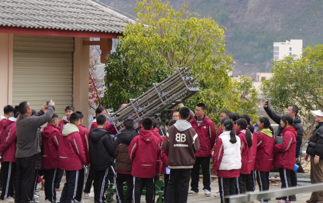 观万千气象探科学奥秘九寨沟县南坪中学参观九寨沟国家基本气象站