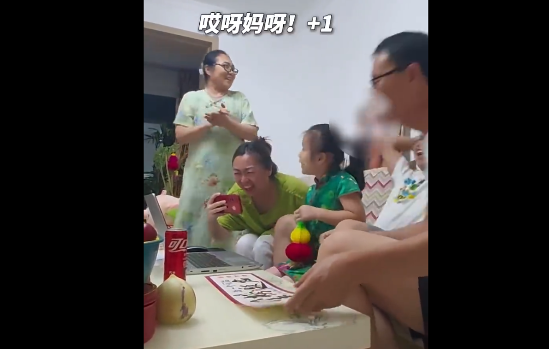 小伙高考715分采访时电话不断