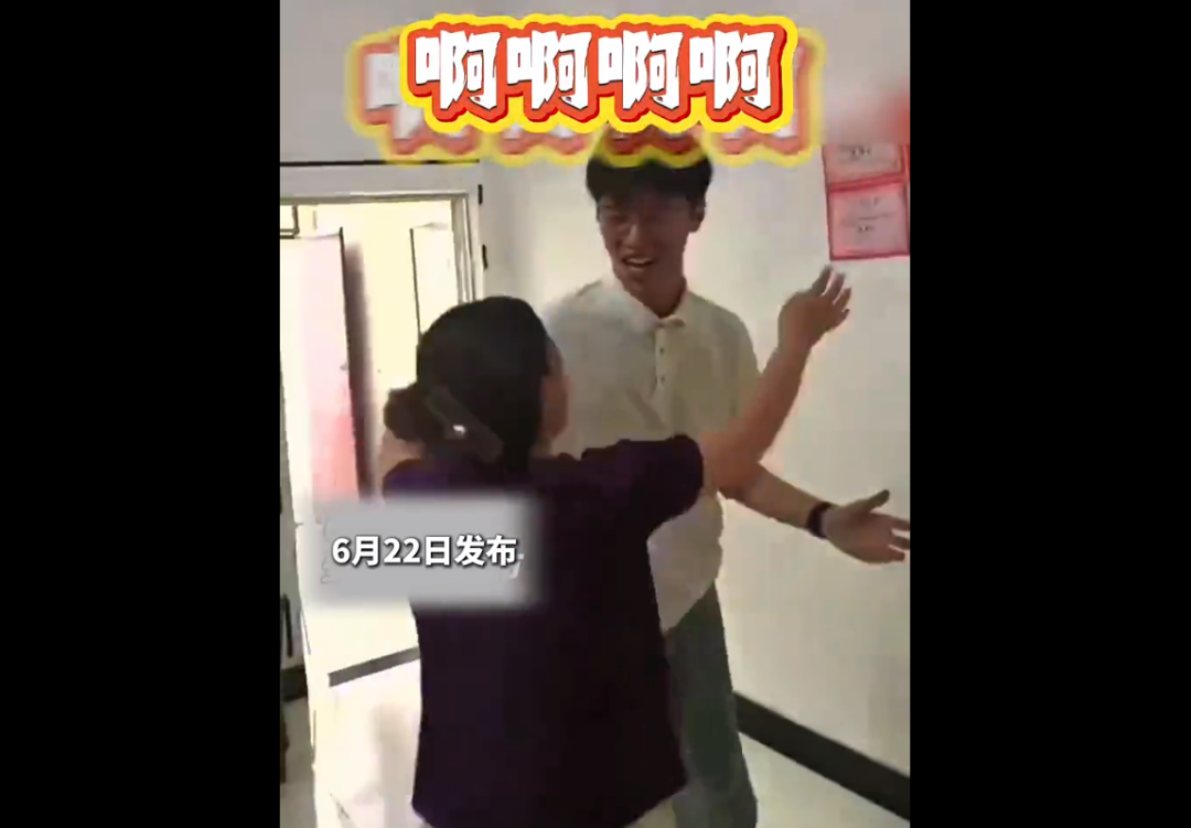 小伙高考715分采访时电话不断