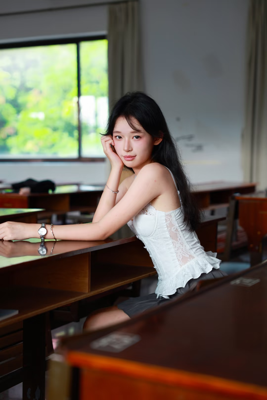 9个教室拍照姿势，定格青春的记忆，拍出易碎又纯欲的故事感