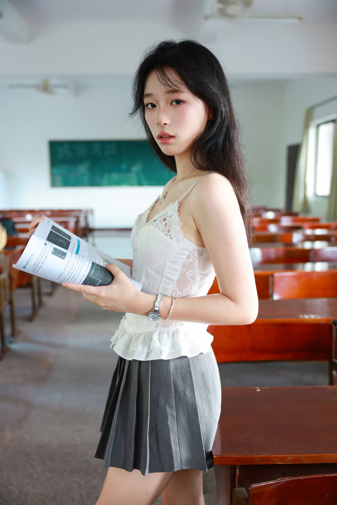 9个教室拍照姿势，定格青春的记忆，拍出易碎又纯欲的故事感