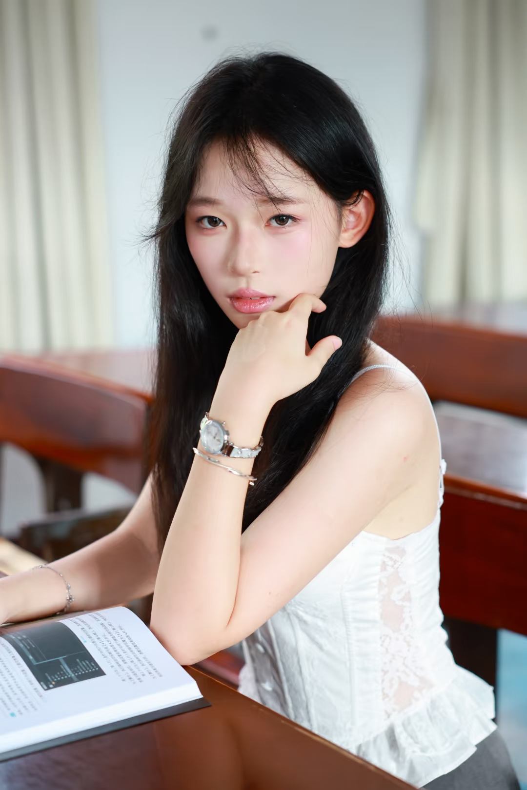 9个教室拍照姿势，定格青春的记忆，拍出易碎又纯欲的故事感