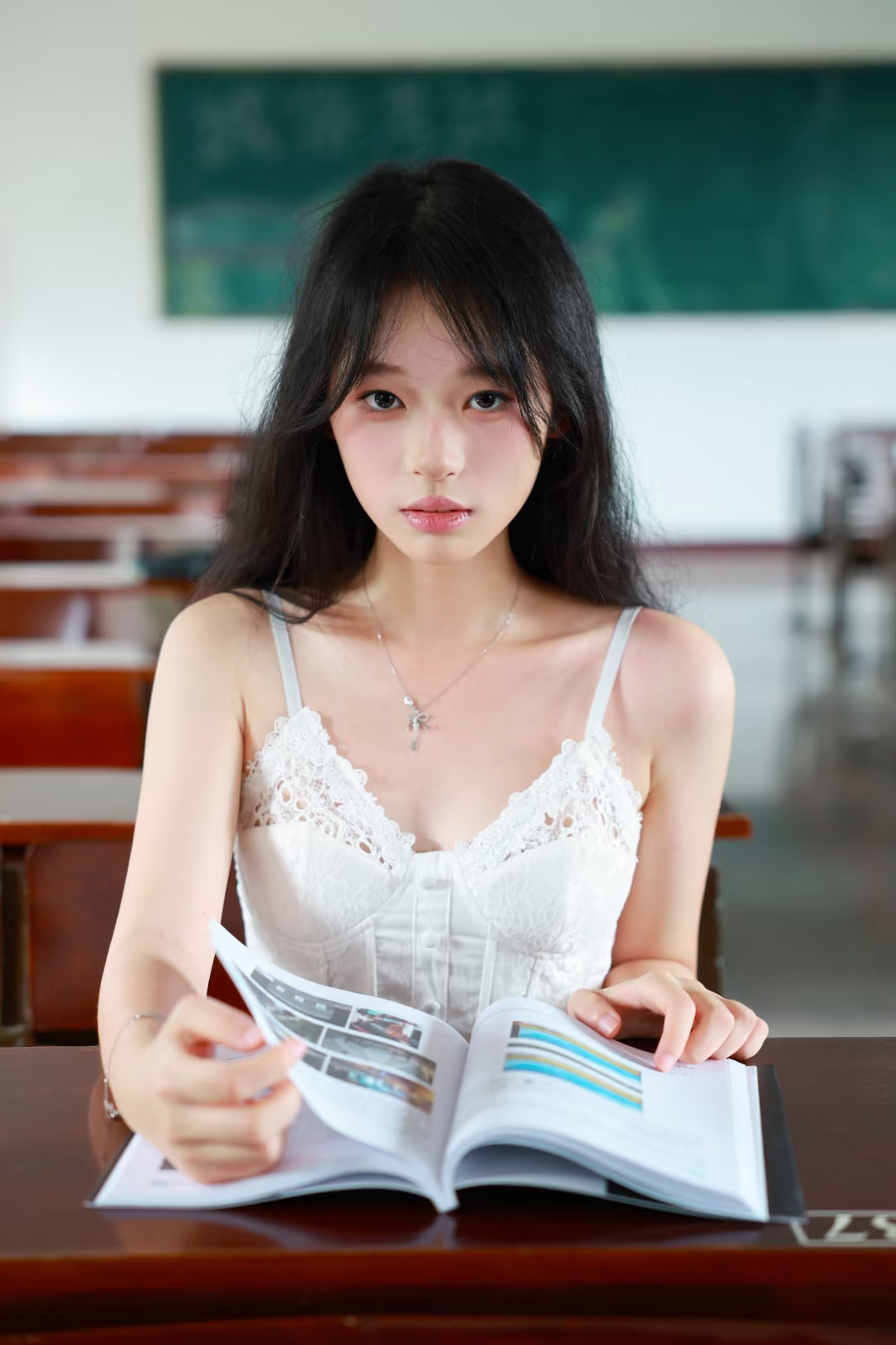 9个教室拍照姿势，定格青春的记忆，拍出易碎又纯欲的故事感