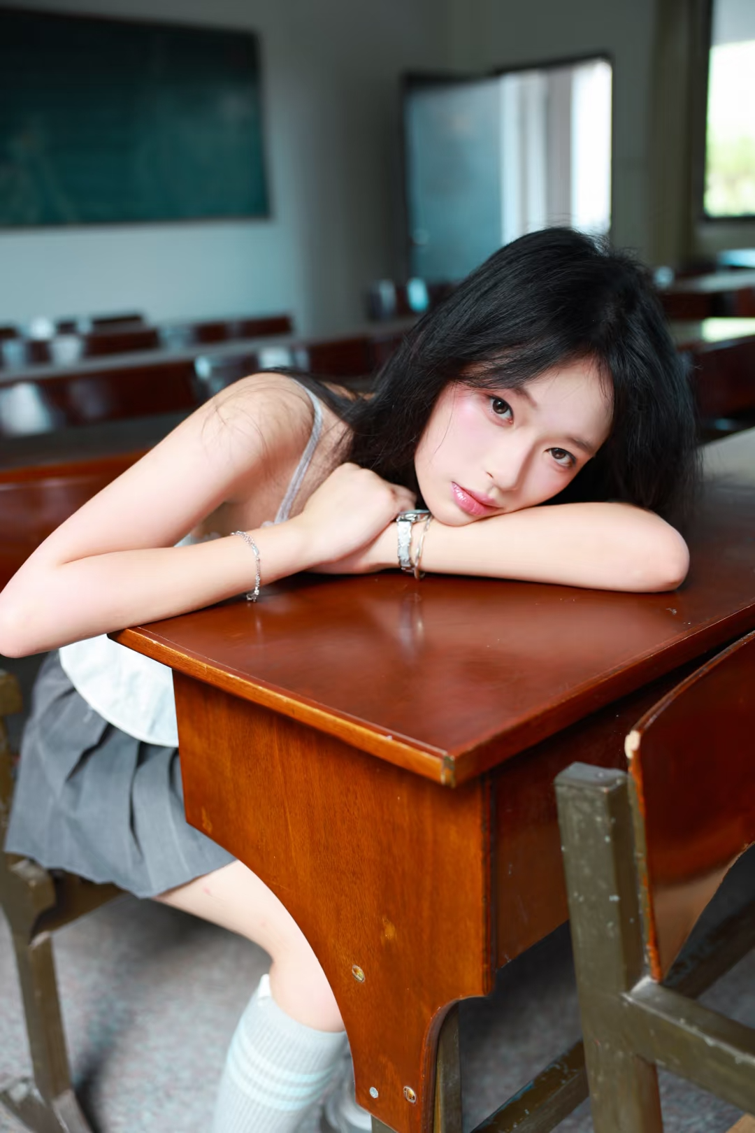 9个教室拍照姿势，定格青春的记忆，拍出易碎又纯欲的故事感