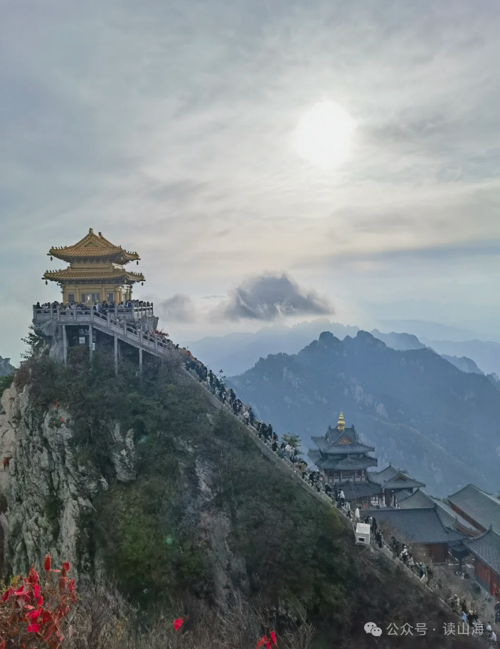 在老君山的各个景点中,你可以感受到浓厚的道教氛围和古老的宗教传统.